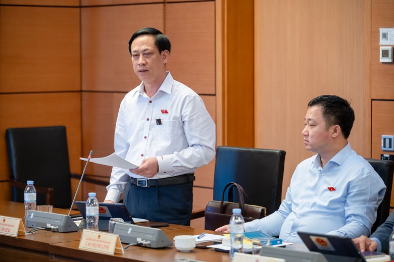 National Assembly delegate Mai Van Hai pointed out the lax and weak management in controlling and trading chemicals, including cyanide. Photo: Pham Thang