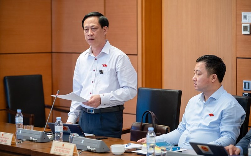 National Assembly delegate Mai Van Hai pointed out the lax and weak management in controlling and trading chemicals, including cyanide. Photo: Pham Thang