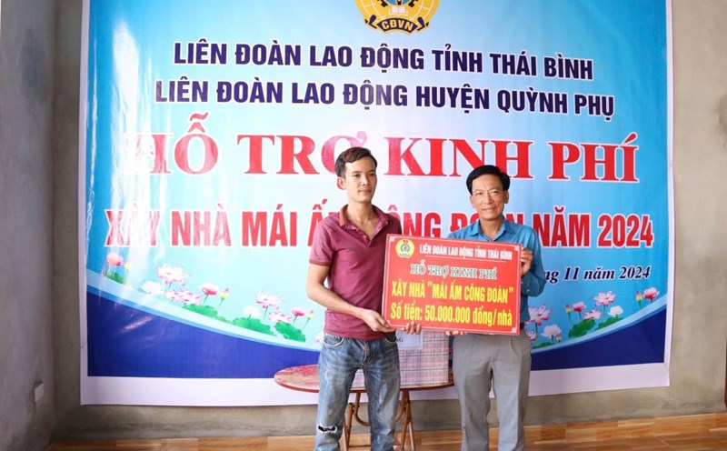 Vice President of Thai Binh Provincial Federation of Labor Nguyen Thanh Binh presented funding to support the construction of a house for union member Luu Dinh Manh. Photo: Ba Manh
