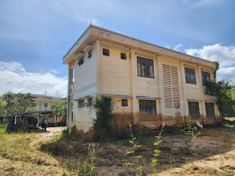 Serious landslide, soil flows into the headquarters of the Labor Federation of Son Tay district. Photo: Vien Nguyen