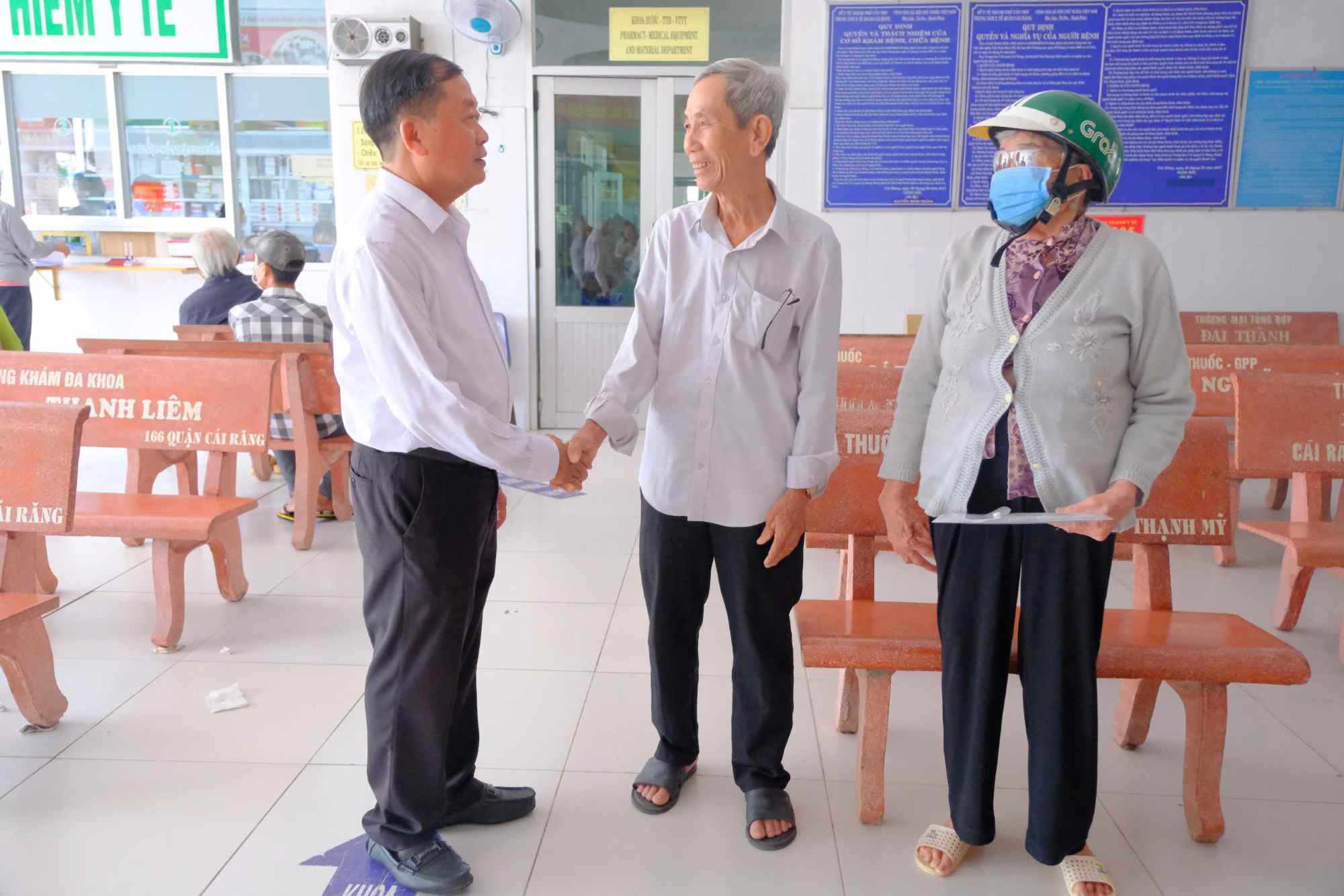 People are satisfied after receiving medical examination and treatment at Cai Rang District Medical Center (Can Tho City). Photo: My Ly