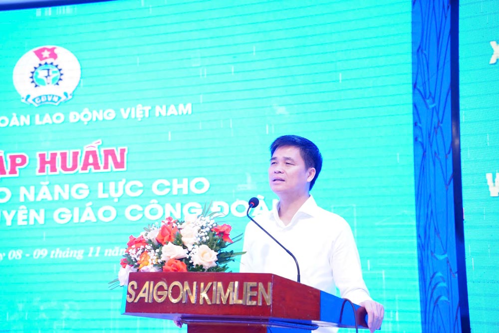 Mr. Ngo Duy Hieu - Vice President of Vietnam General Confederation of Labor, President of Vietnam Civil Servants' Trade Union presented the topic at the training session. Photo: Duy Chuong