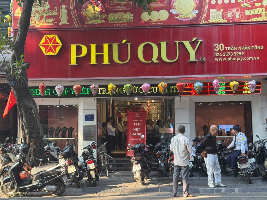 Gold prices rise again, people flock to buy. Photo: Phuong Anh