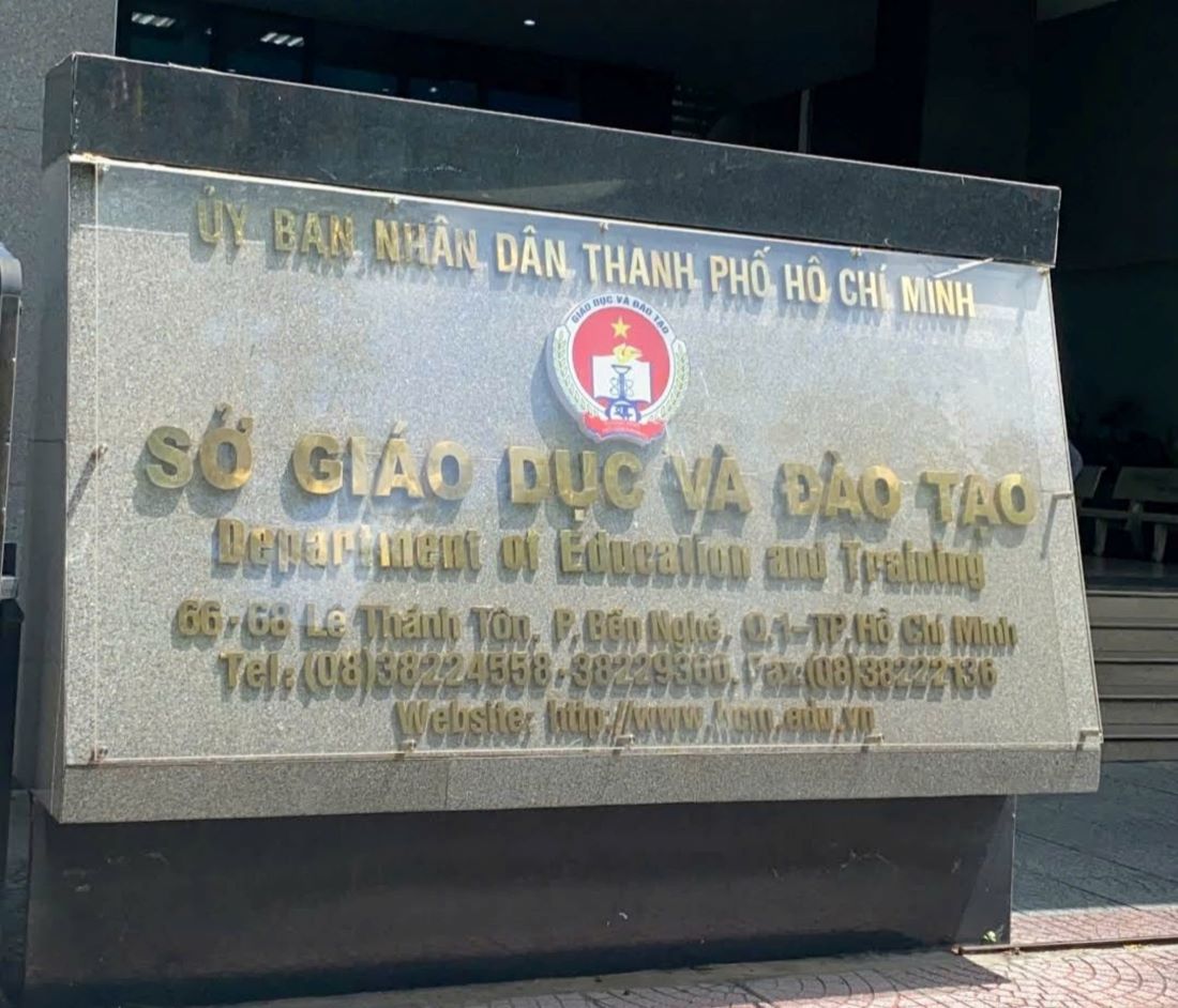 The Ho Chi Minh City Department of Education and Training said that a message asking schools to arrest and discipline teachers who teach extra classes, which was circulating on social media, was fake. Photo: Tan Sy