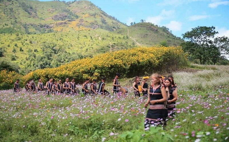 Gri villagers next to the wild sunflower hill. Photo: Thanh Tuan