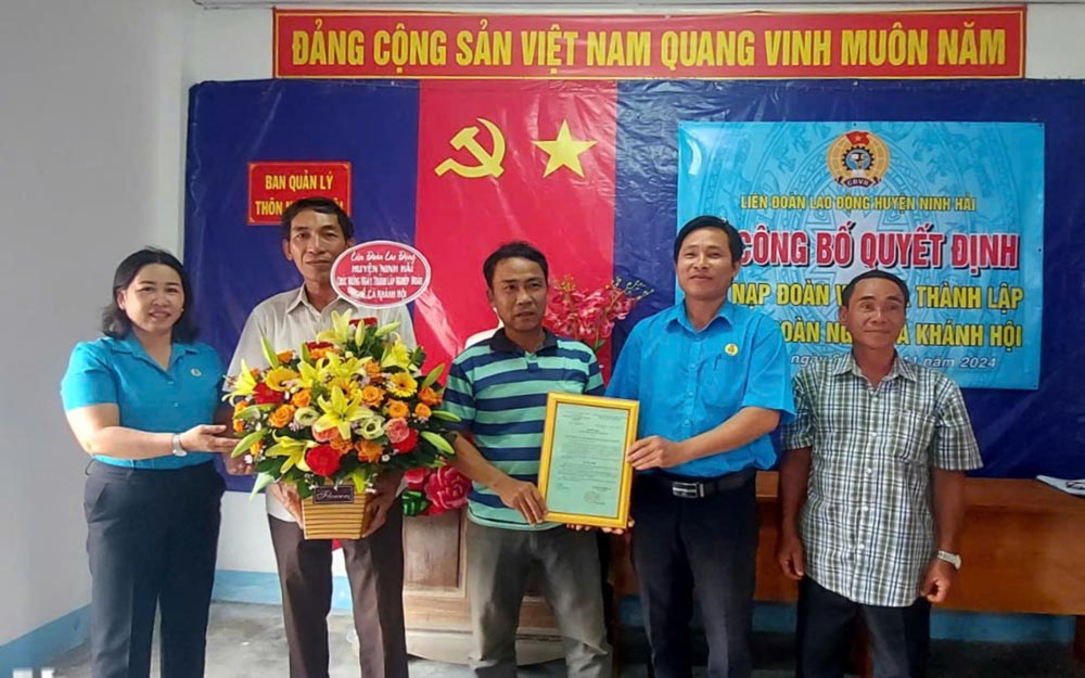 Mobilizing fishermen in Ninh Hai district to join the fishing union. Photo: Phuong Linh