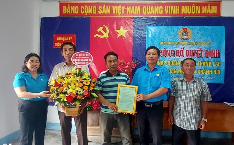 Mobilizing fishermen in Ninh Hai district to join the fishing union. Photo: Phuong Linh