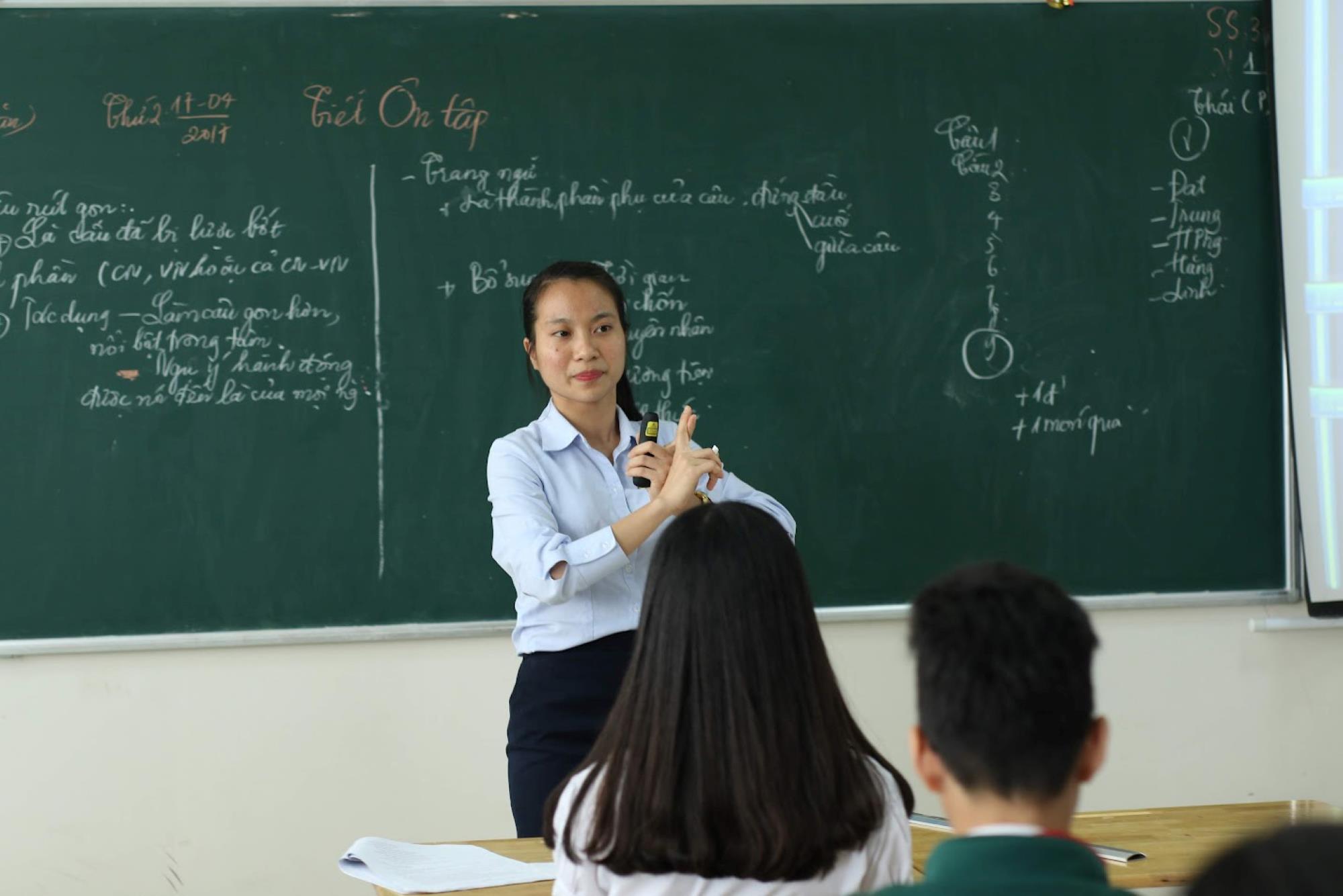 Class time of secondary school teachers in Hanoi. Photo: Hai Nguyen