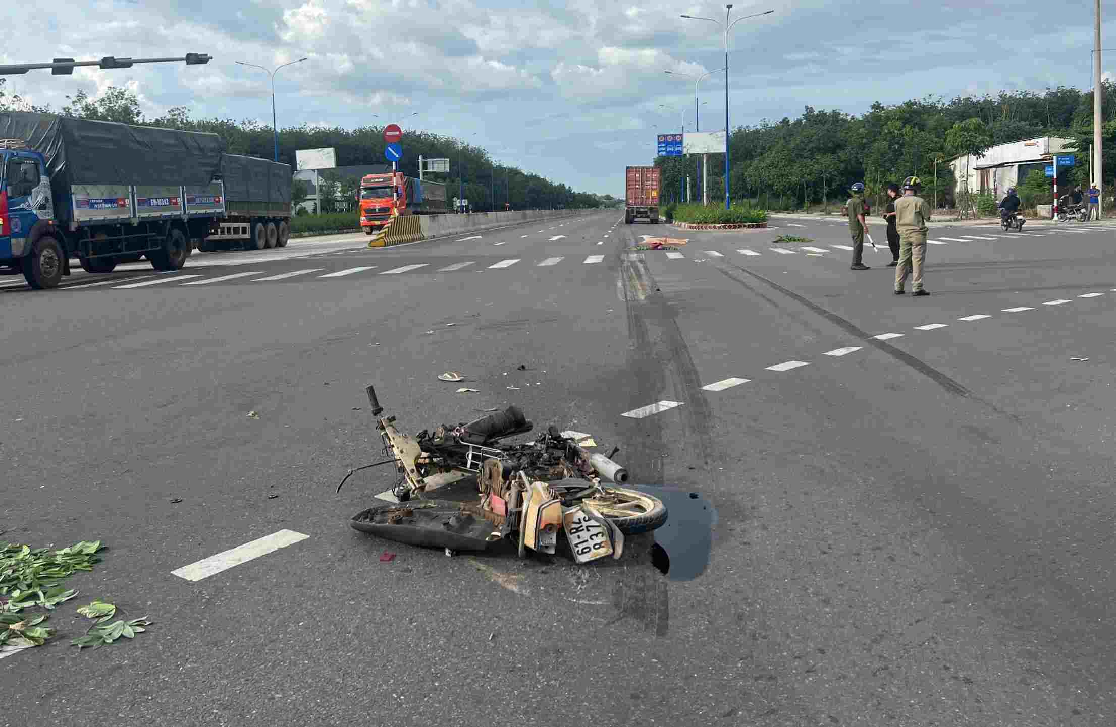 The scene of the accident where a motorbike ran a red light and was hit by a container truck, resulting in death. Photo: Duong Binh