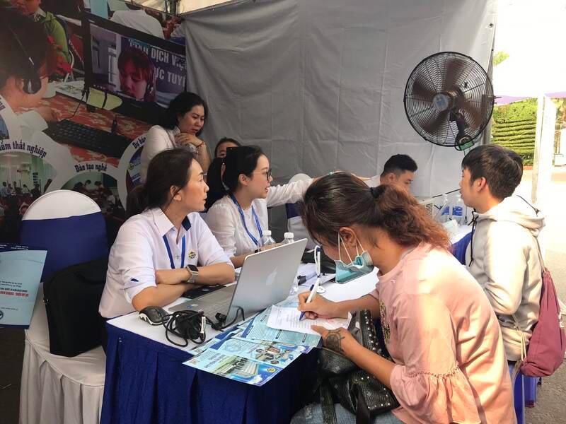 Workers apply at the job fair. Photo: Minh Nguyet