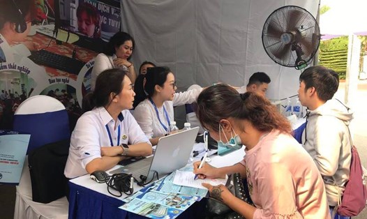 Người lao động đến ứng tuyển tại ngày hội việc làm. Ảnh: Minh Nguyệt