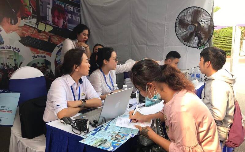 Workers apply at the job fair. Photo: Minh Nguyet