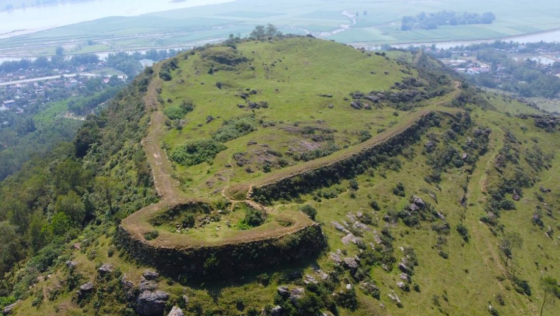 Lam Thanh Mountain, also known as Dong Tru and Nghia Liet, is located in Hung Thanh and Hung Phu communes, Hung Nguyen district. During the Ming Dynasty, Nghe An citadel was located on this mountain. Photo: Ngoc Tu