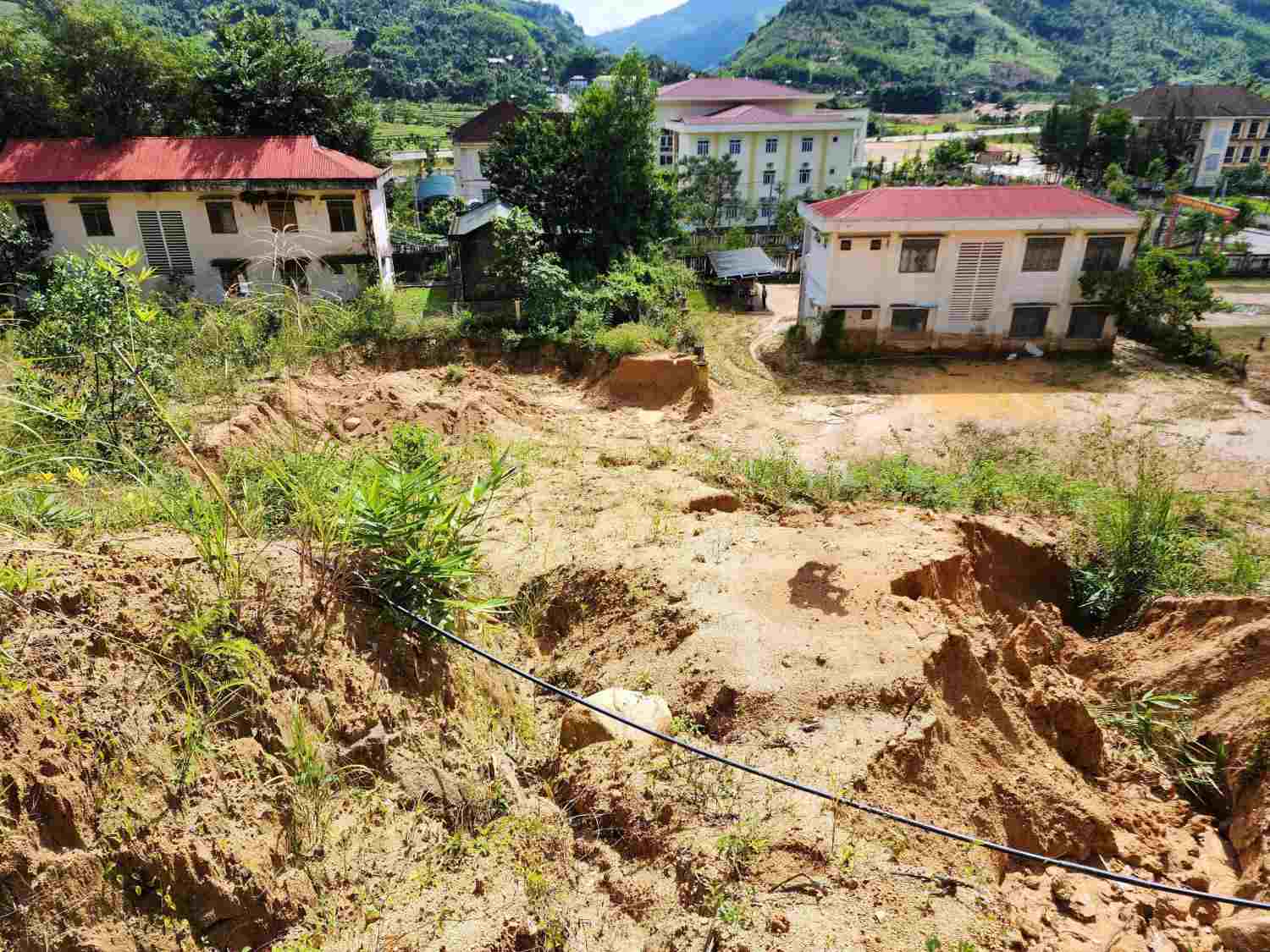 Landslides caused serious damage to many government agencies in Son Tay district. Photo: Vien Nguyen