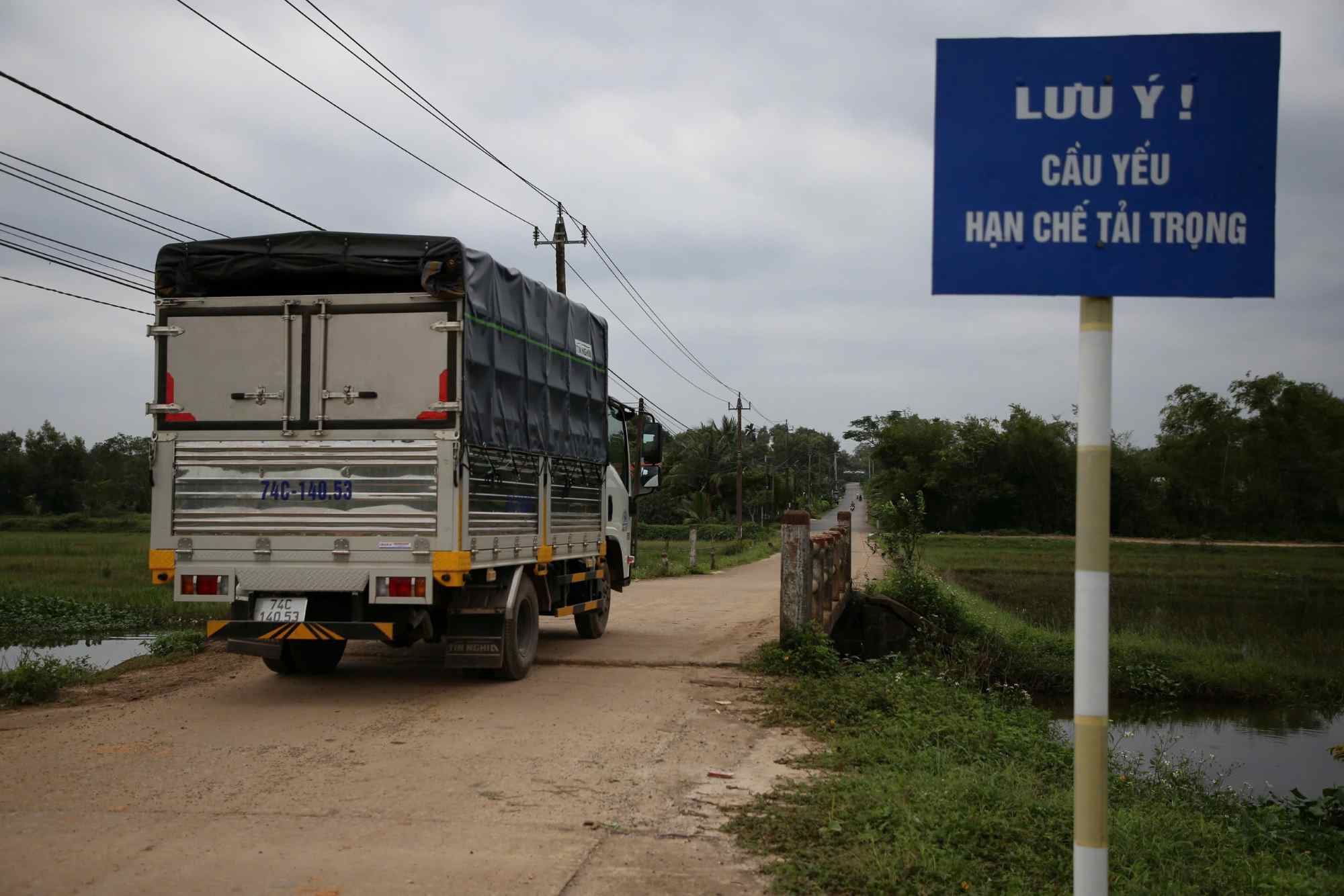 Truong Ky Bridge is degraded and has a load limit sign, but many heavy vehicles still pass by every day. Photo: Hung Tho