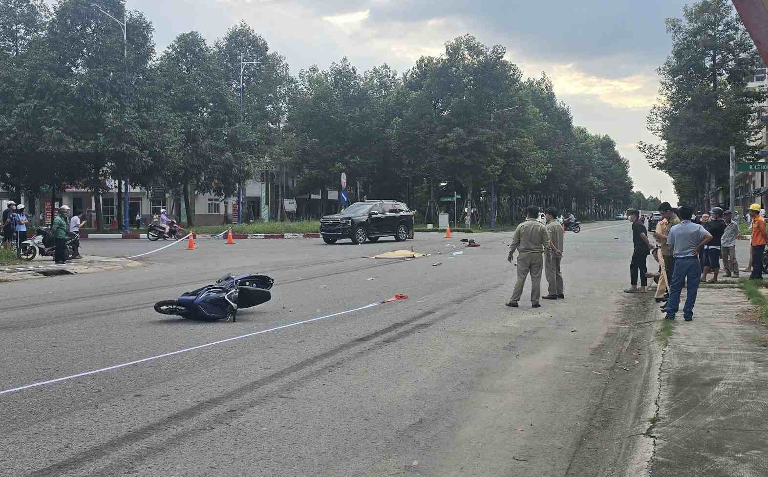 The scene of the motorbike and car accident that left one person dead. Photo: Dinh Trong