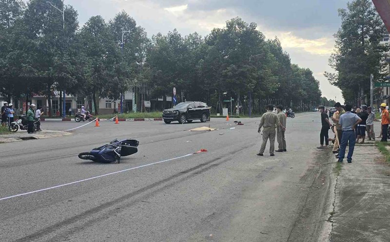 The scene of the motorbike and car accident that left one person dead. Photo: Dinh Trong