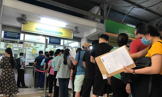 Người dân mua thuốc tại nhà thuốc của một cơ sở y tế. Ảnh: Thùy Linh
