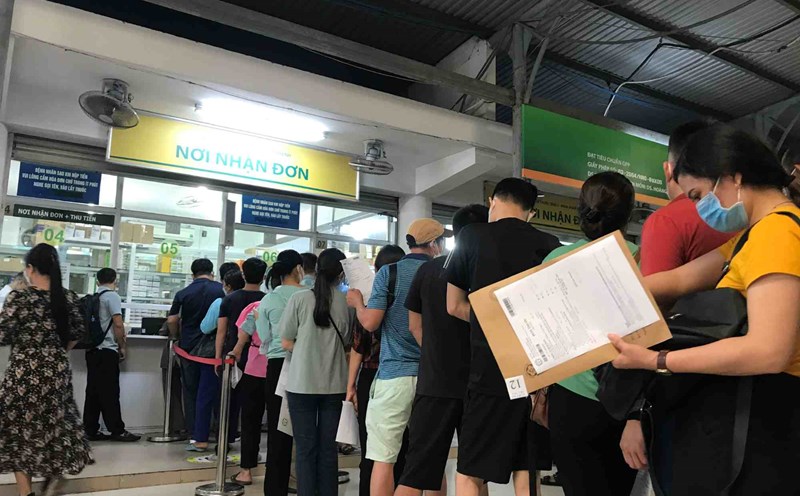 People buy medicine at a medical facility's pharmacy. Photo: Thuy Linh