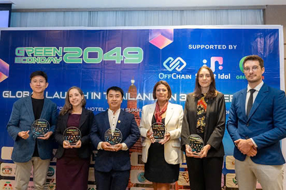 Mr. Tony Dong (photo, 3rd from left) - Co-founder of BWF Ventures - with CEOs at the "Green Economy 2049" conference. Photo: DN provided