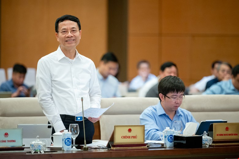 Minister Nguyen Manh Hung said that he has conducted a sweep to detect violating advertisements, focusing on major social networking platforms with many violations, such as Facebook. Photo: Quochoi.vn