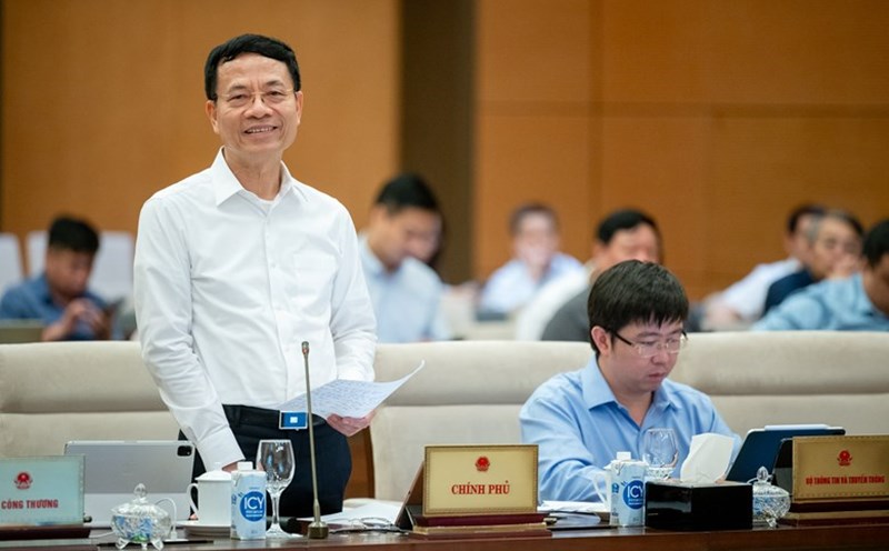 Minister Nguyen Manh Hung said that he has conducted a sweep to detect violating advertisements, focusing on major social networking platforms with many violations, such as Facebook. Photo: Quochoi.vn