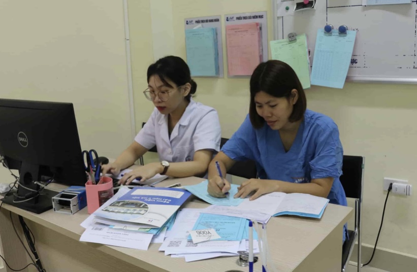 Master, resident physician Trinh Thi Ngoc Yen, Center for Assisted Reproduction and Tissue Transplant Technology - Hanoi Medical University Hospital (blue shirt). Photo: Thanh Ha