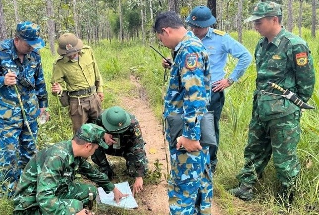 Vi tri may bay roi nam khuat sau trong rung khien cong tac tim kiem tro nen vat va. Anh: Cao Nguyen