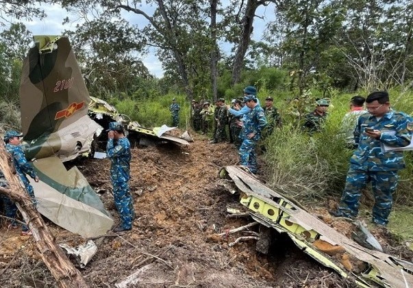 Authorities arrive at the site of the Yak-130 plane crash in Dak Lak province. Photo: Cao Nguyen