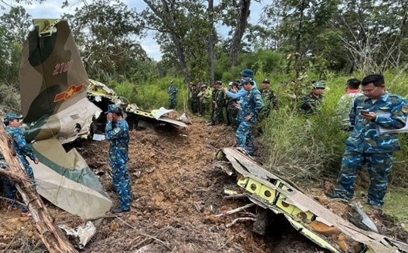 Authorities arrive at the site of the Yak-130 plane crash in Dak Lak province. Photo: Cao Nguyen