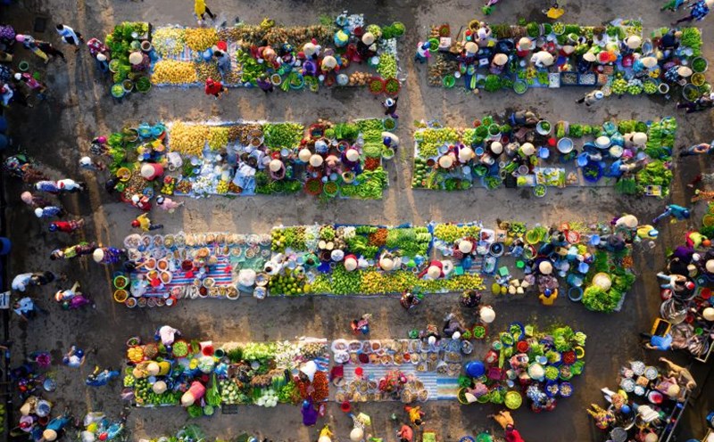 The "squatting" market seen from above.
