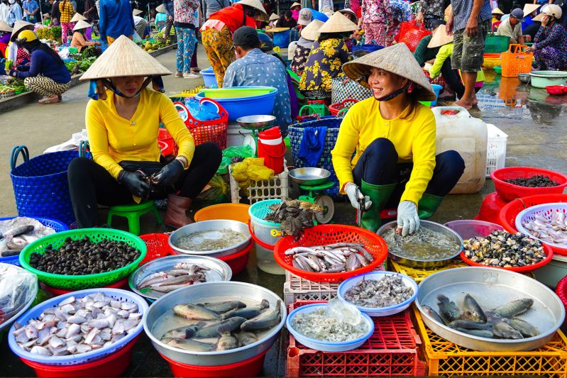 Tieu thuong bay ban cac loai ca.