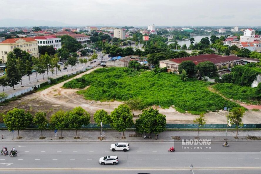 Ngày 7.11 vừa qua, ông Phan Trọng Tấn - Phó Chủ tịch UBND tỉnh Phú Thọ ký ban hành văn bản số 4769/UBND-CNXD, đồng ý chủ trương nghiên cứu ý tưởng xây dựng Tháp Hùng Vương tại khu vực Chợ trung tâm cũ, TP Việt Trì.