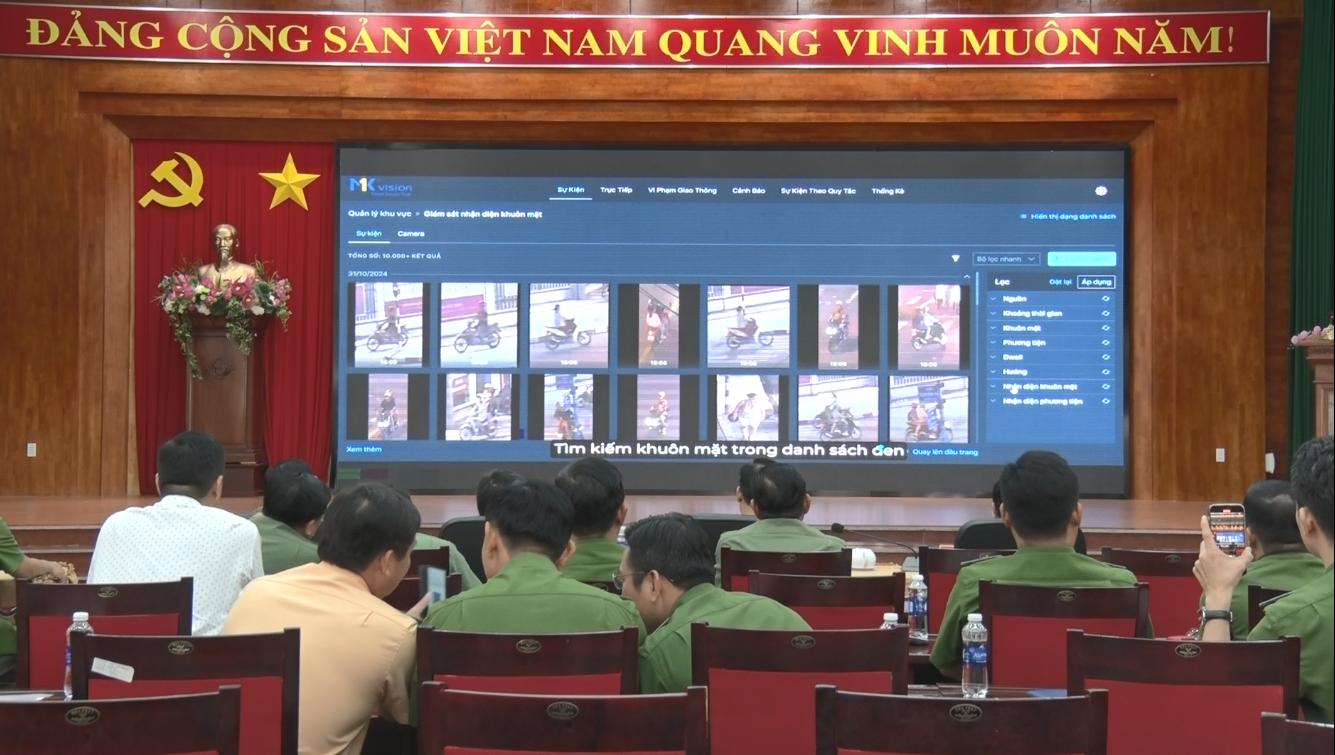 Operating the AI ​​Camera surveillance system in Phu Quoc City. Photo: Tien Dung