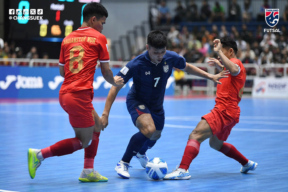 Tuyen futsal Thai Lan tan cong kem hieu qua truoc Indonesia. Anh: Changsuek