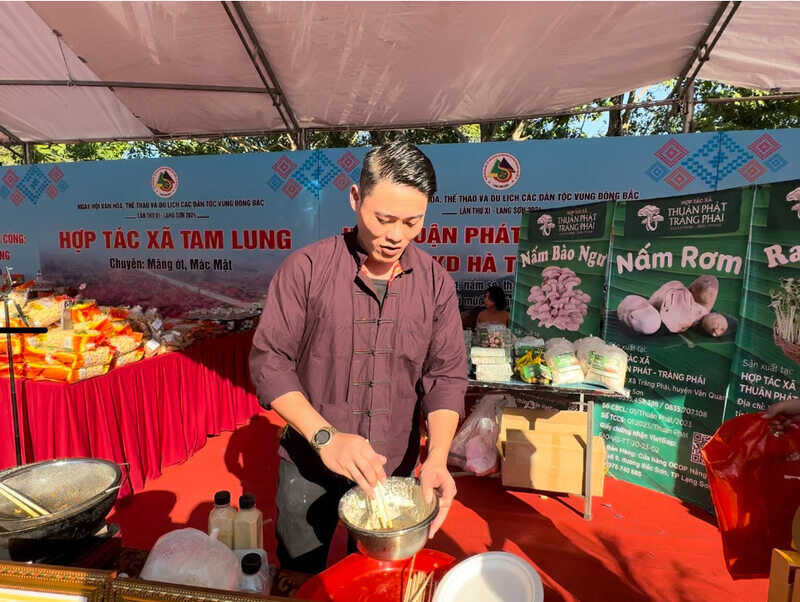Mr. Nguyen Trung Son (born in 1991, Trang Phai commune, Van Quan district) with his journey of starting a business growing straw mushrooms and medicinal mushrooms. Photo: Khanh Linh