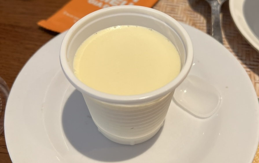 For breakfast, if you choose cold yogurt, you should eat it with fresh fruit or nuts. Photo: Kieu Vu