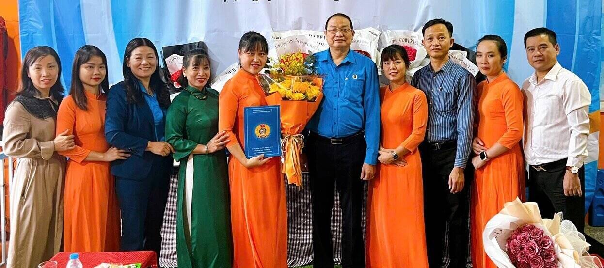 Leaders of Thanh Tri District Labor Federation presented the Decision to establish a grassroots trade union for private preschool classes. Photo: Grassroots Trade Union