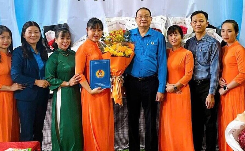 Leaders of Thanh Tri District Labor Federation presented the Decision to establish a grassroots trade union for private preschool classes. Photo: Grassroots Trade Union