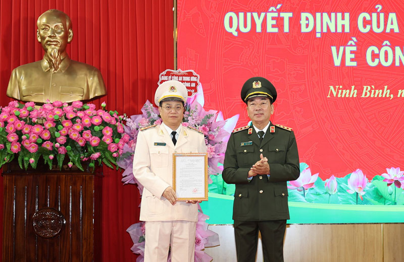 Deputy Minister Tran Quoc To presents the appointment decision to Colonel Dinh Viet Dung. Photo: Ninh Binh Provincial Police