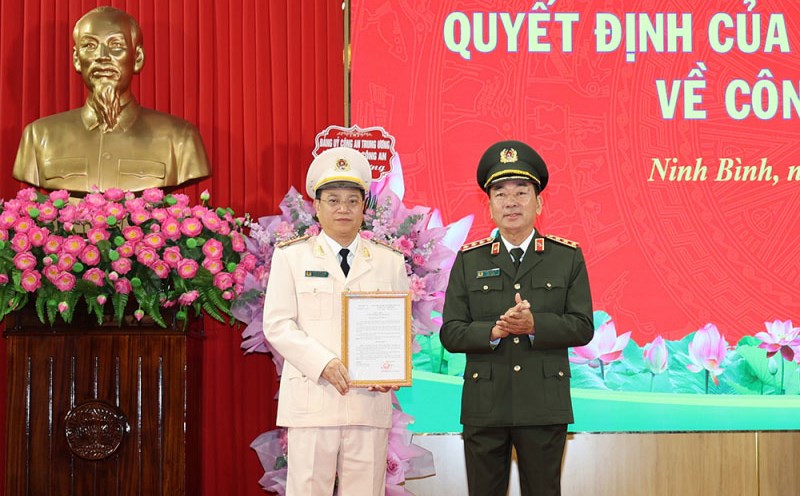 Deputy Minister Tran Quoc To presents the appointment decision to Colonel Dinh Viet Dung. Photo: Ninh Binh Provincial Police