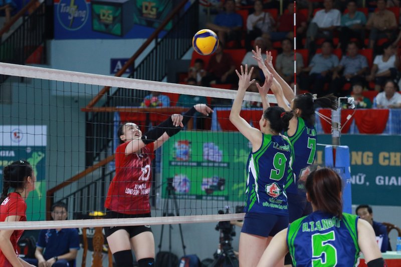 Long Son Thanh Hoa Cement meets Vietinbank at the 2024 national volleyball tournament. Photo: VFV