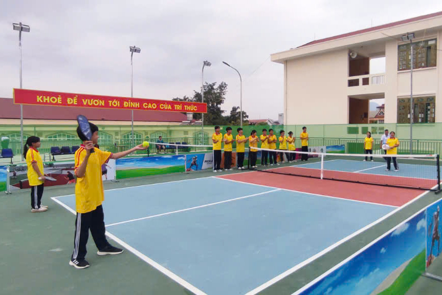 Hoc sinh thuc hanh tap luyen ki thuat mon Pickleball. Anh: Trung Hoan.