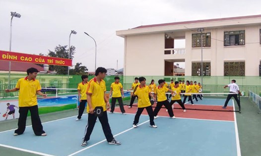 Giáo viên trường phổ thông dân tộc nội trú tỉnh Điện Biên, hướng dẫn kĩ thuật môn Pickleball cho học sinh. Ảnh: Trung Hoàn