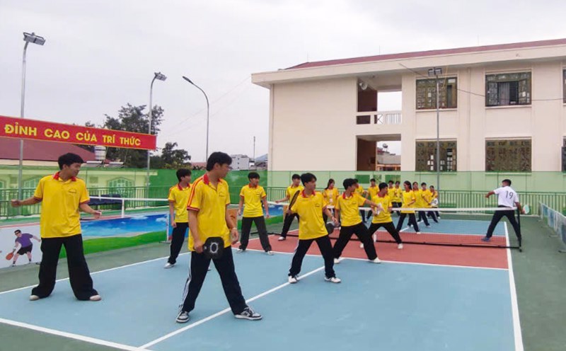 Teachers at the Dien Bien province ethnic boarding school, instructing students on Pickleball techniques. Photo: Trung Hoan