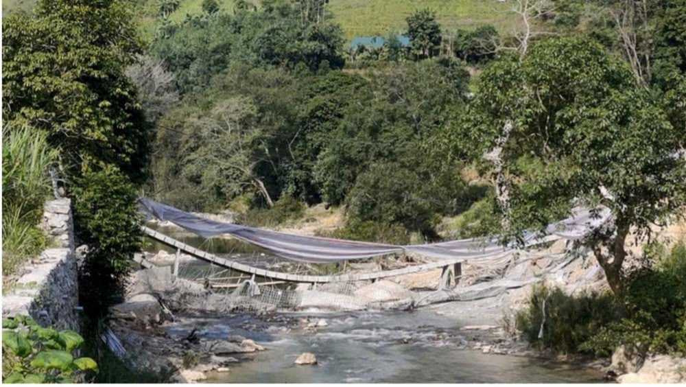 Bridge under construction collapsed in Ha Giang. Photo: Provided by local people