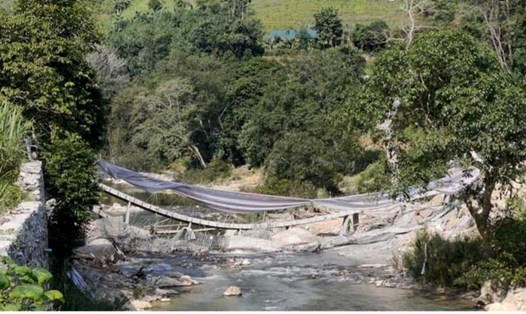 Sập cầu đang thi công ở Hà Giang. Ảnh: Người dân cung cấp