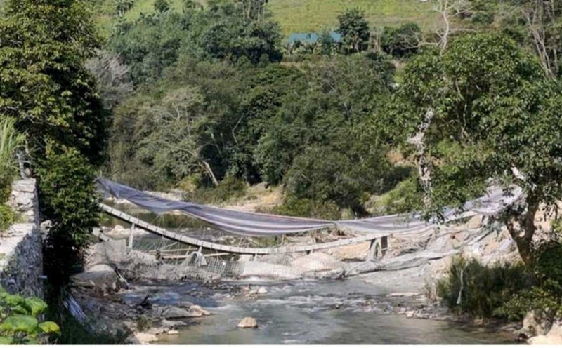 Bridge under construction collapsed in Ha Giang. Photo: Provided by local people