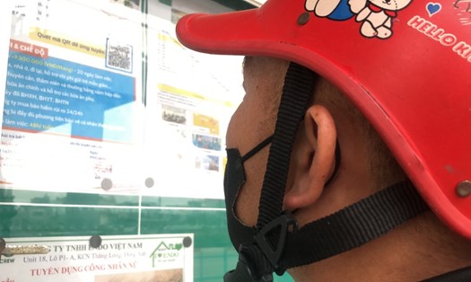 Người lao động tìm việc tại cổng Khu công nghiệp Thăng Long (Hà Nội). Ảnh: Bảo Hân