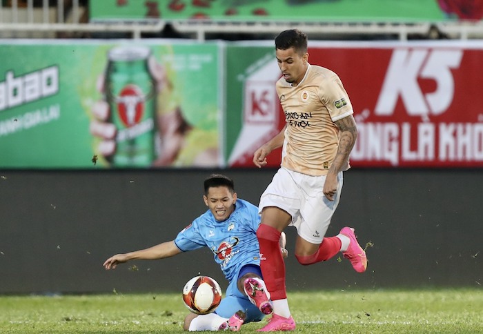 Hoang Anh Gia Lai meets Hanoi Police in round 7 of V.League. Photo: Minh Tran